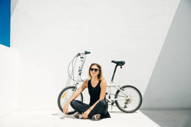 Beyaz arka planda beyaz katlanır bisiklet.