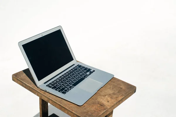 Moderner Metall Laptop Auf Weißem Hintergrund — Stockfoto