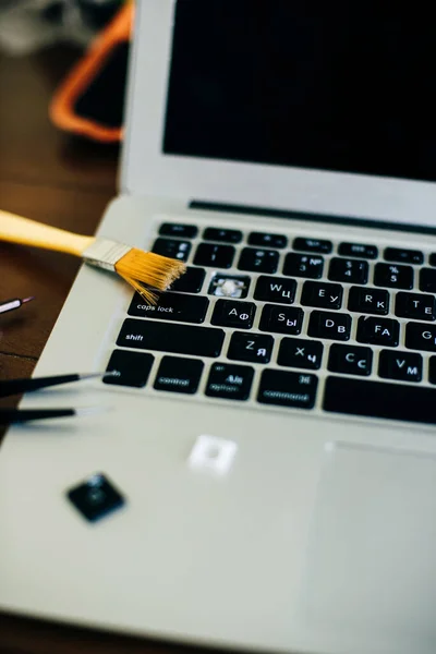 Schraubenzieher Und Ersatzteile Von Einem Laptop Tastatur Pinsel Tasten Laptop — Stockfoto