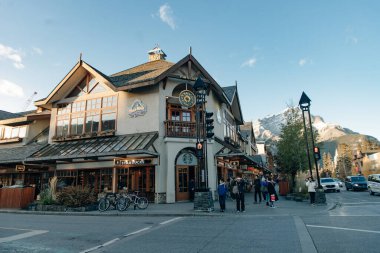 BANFF, ALBERTA, CANADA - DEC, 2019 Banff Bulvarı manzaralı.