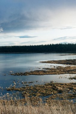 Glenmore su deposunun üzerindeki Glenmore Geçidi 'nin manzarası. Calgary, Alberta, Kanada.