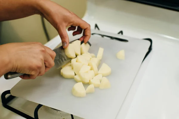 Mulher Cozinhar Fatias Batata Com Uma Faca Cozinha Uma Placa — Fotografia de Stock