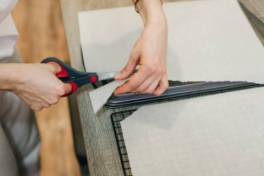 Elin bir parça kağıt tutsun ve makas kullanarak kessin.