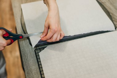 Elin bir parça kağıt tutsun ve makas kullanarak kessin.