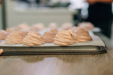 Mutfaktaki kağıt üzerinde ev yapımı pembe şekerlemeler..