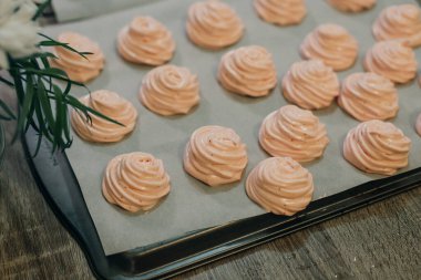 Mutfaktaki kağıt üzerinde ev yapımı pembe şekerlemeler..