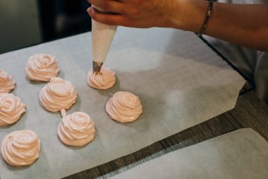 Mutfaktaki kağıt üzerinde ev yapımı pembe şekerlemeler..