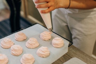 Mutfaktaki kağıt üzerinde ev yapımı pembe şekerlemeler..