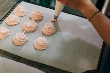 Mutfaktaki kağıt üzerinde ev yapımı pembe şekerlemeler..