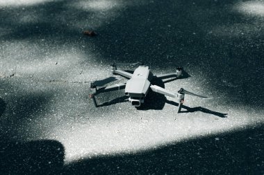 İnsansız hava aracı yerde yatıyor. İHA 'yı yere indiriyorum. Gri helikopter hazır durumda..