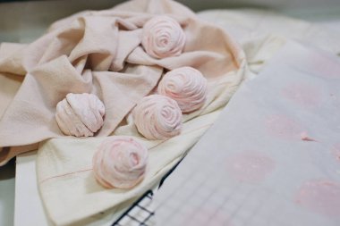 Mutfaktaki kağıt üzerinde ev yapımı pembe şekerlemeler..