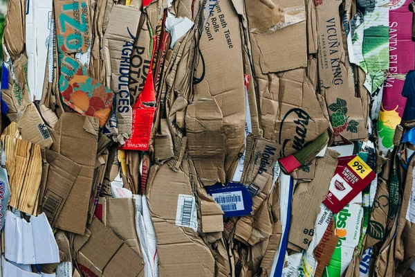 ABD, Miami - Nisan 2020 Baskılı karton yığını geri dönüşüme hazır.