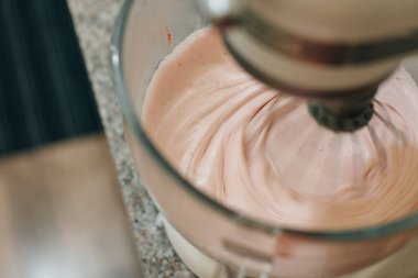 Zephyr için hamur yoğurmaya. Tatlı kek üretim süreci.