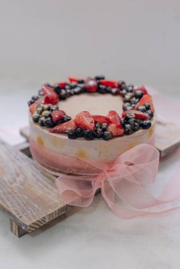 Taze dutlu ev yapımı çiğ çilekli kek..