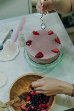 Taze dutlu ev yapımı çiğ çilekli kek..