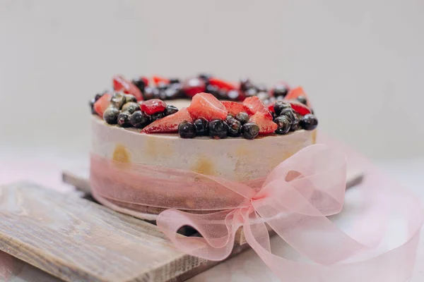 自制生草莓蛋糕配新鲜草莓 — 图库照片