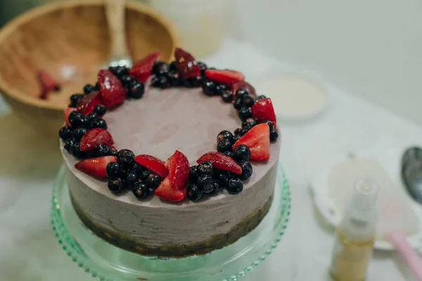 Buatan Sendiri Kue Stroberi Mentah Dengan Buah Berry Segar — Stok Foto