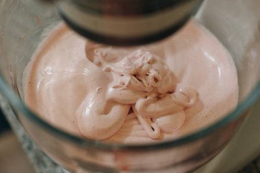 Zephyr için hamur yoğurmaya. Tatlı kek üretim süreci.