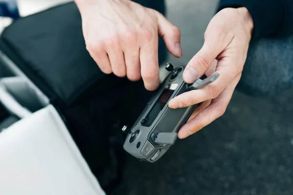 Télécommande Drone. Télécommande dans l'homme de main. L'homme tient le télécontrôleur de ses mains et commande le drone. — Photo