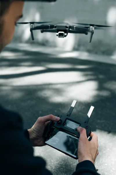 Télécommande Drone. Télécommande dans l'homme de main. L'homme tient le télécontrôleur de ses mains et commande le drone. — Photo