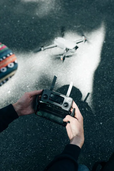 Télécommande Drone. Télécommande dans l'homme de main. L'homme tient le télécontrôleur de ses mains et commande le drone. — Photo