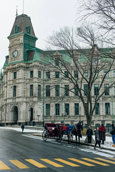 QUEBEC, Канада - dec, 2019 в зимнее время. место рядом с Фонтаном Монумент веры — стоковое фото
