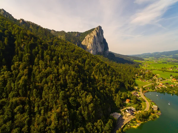 Letecký pohled na panorama z Mondsee, Rakousko, — Stock fotografie