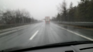 Kötü hava bir yolu - trafik sıkışıklığı sürüş