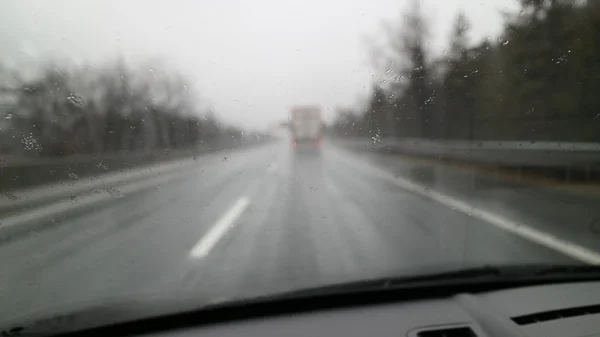 Kötü hava bir yolu - trafik sıkışıklığı sürüş