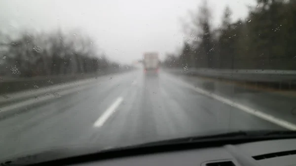 Κακές καιρικές συνθήκες, οδήγηση σε αυτοκινητόδρομο - μποτιλιάρισμα Royalty Free Εικόνες Αρχείου