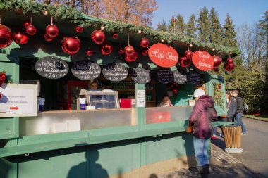 Mutlu Noeller, Noel Baba'ya Noel kar sahne kardan adam 