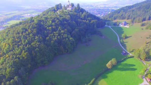 Luchtfoto, vliegen naar kleine kerk op een heuvel - antenne, Oostenrijk — Stockvideo