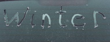 El ile yazılmış kitabe kış buz araba arka cam pencere