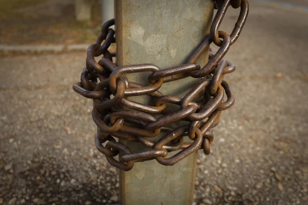 Close-up view of old rusty chain links. — Stock Photo, Image