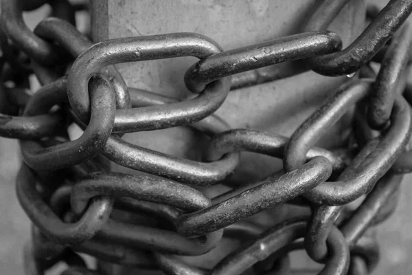 Close-up view of old rusty chain links. — Stock Photo, Image