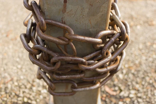 Close-up view of old rusty chain links. — Stock Photo, Image