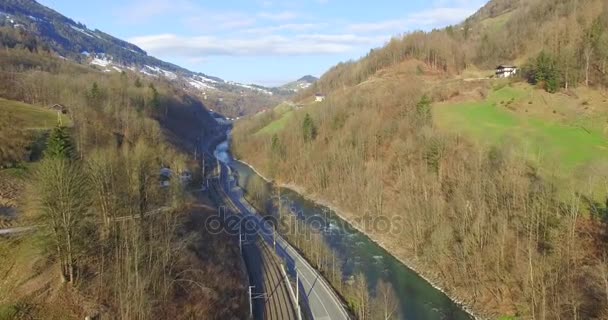 Vlucht over een riviervallei in de Alpen, luchtfoto. — Stockvideo