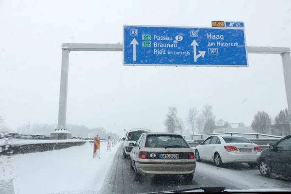 Passau, Avusturya - 01 Ocak 2017: Arabalar trafikte kış karayolu kar, A8 otoyolu üzerinde ayakta. Kötü hava bir yolu - trafik sıkışıklığı sürüş.