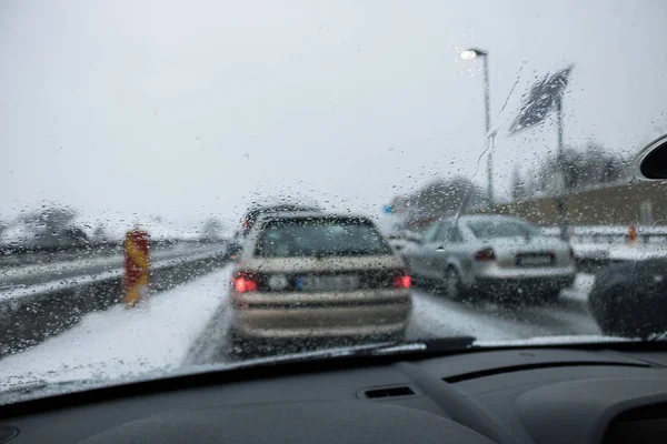 Dåligt väder köra på en motorväg - trafikstockning. — Stockfoto