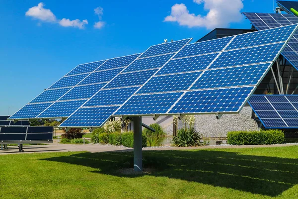 Power plant using renewable solar energy with sun — Stock Photo, Image