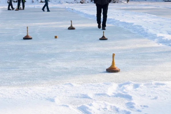 Люди играют в керлинг на замёрзшем озере, Австрия, Европа — стоковое фото
