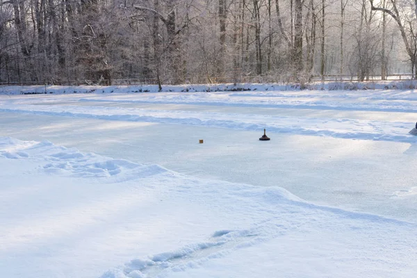 Personer som spelar curling på en frusen sjö, Österrike, Europa — Stockfoto