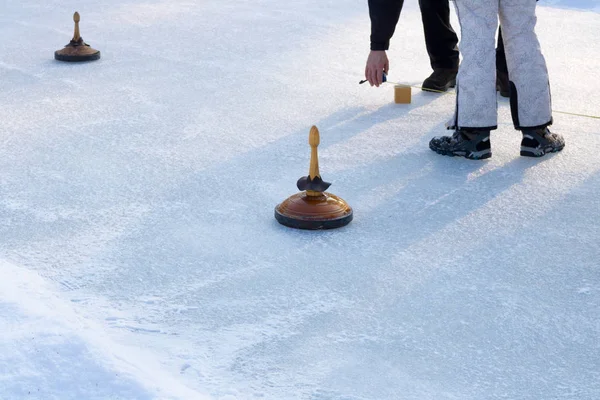 Mensen spelen curling op een bevroren meer, Oostenrijk, Europa — Stockfoto
