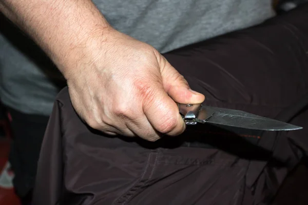 Primo piano di un giovane uomo, con un coltello in mano, che sta per attaccare — Foto Stock