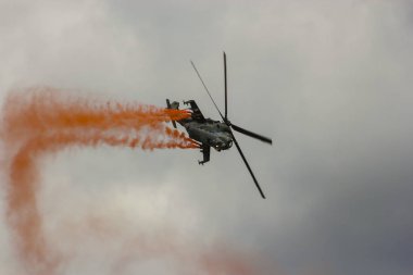 Askeri helikopter uçuş, duman