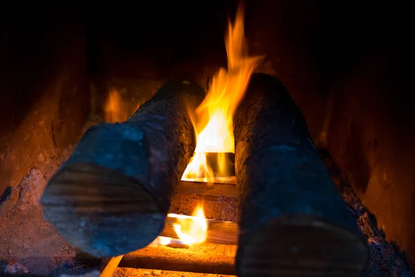 Fuego y leña ardiendo en una chimenea. Imagen de primer plano —  Fotos de Stock