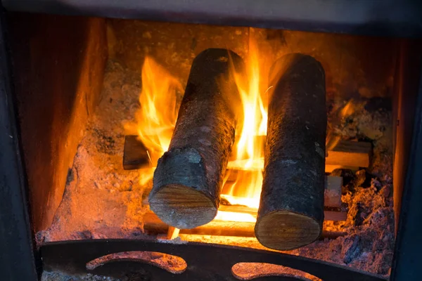 Chama brilhante de queimaduras de fogo em uma lareira — Fotografia de Stock