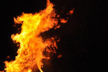 alevler siyah arkaplanda