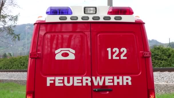 Deux feux bleus clignotants sur un camion de pompiers. Cal 122. Autriche. Camion incendie . — Video