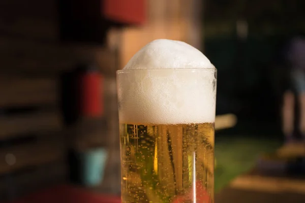 Cold beer in frosty glas, biergarten — Stock fotografie